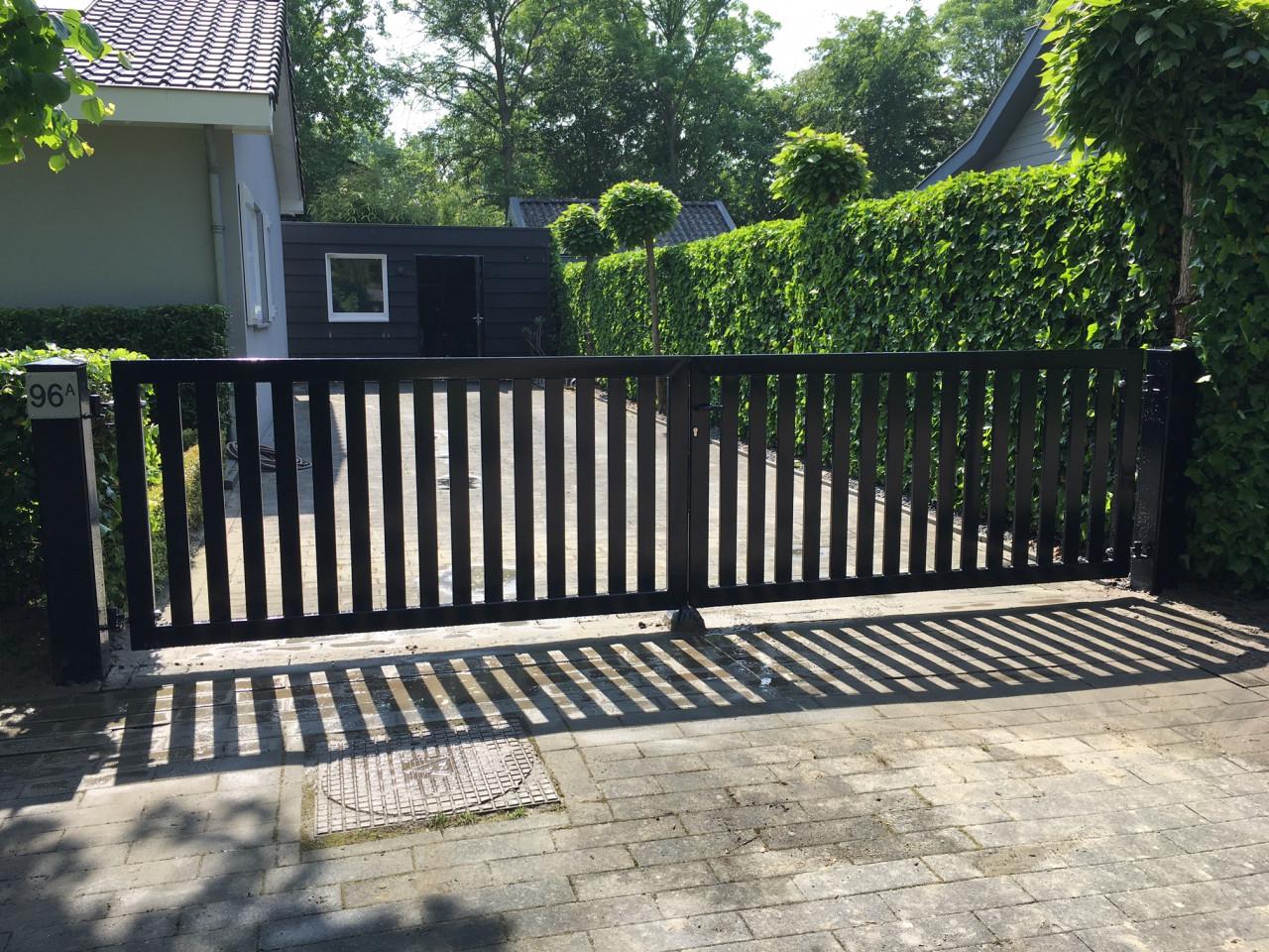 Nieuw: Direct uit voorraad leverbaar. Lamellenpoort 360 cm breed.