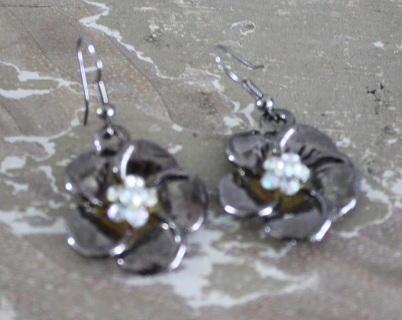 Zilverkleurige oorhangers met bloem en steentjes