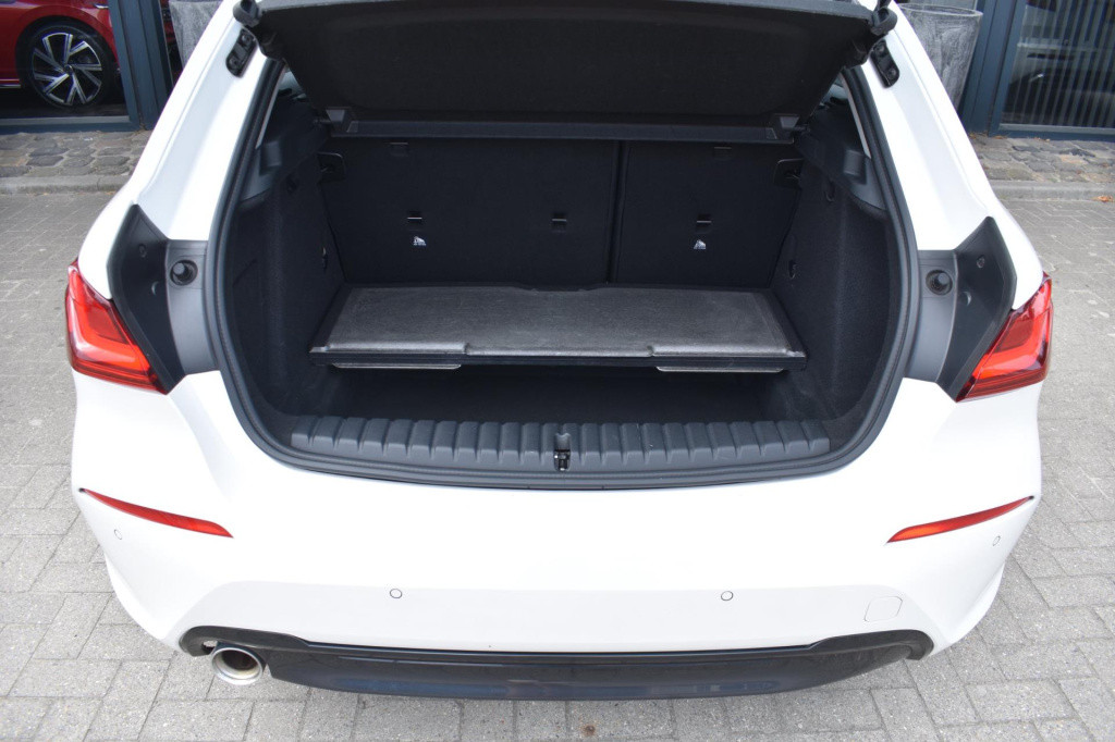 BMW 1 Serie 118i sport line | stoelverwarming | apple carplay | android aut