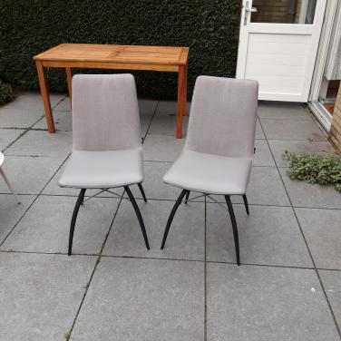 Twee eetkamerstoelen  € 20 per stuk