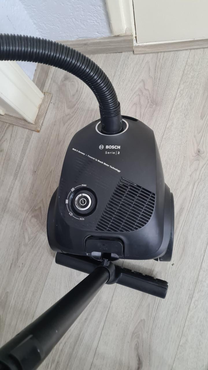 Stofzuiger merk BOSCH met zak-220V-600W-Type VCBS550V20