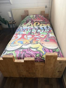 Eenpersoons bed steigerhout