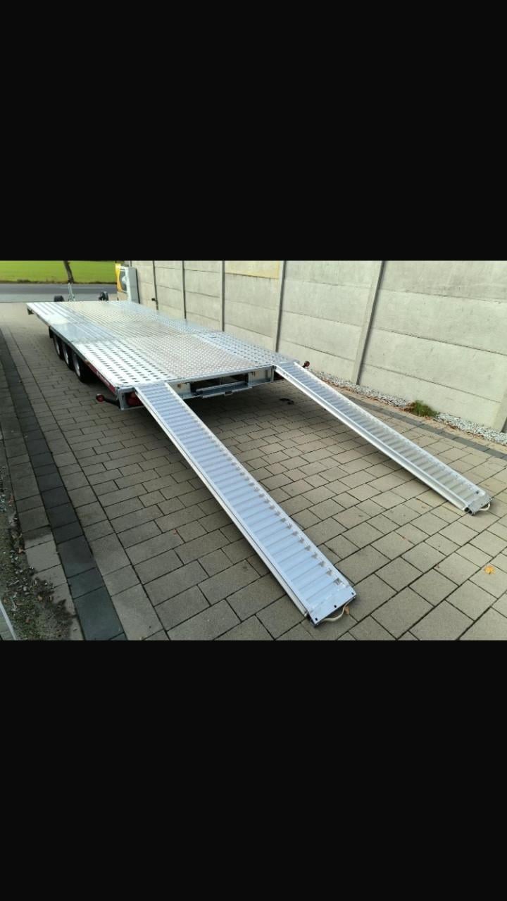 Splinternieuwe drie asser auto-ambulance.