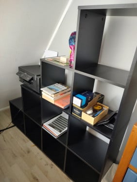 Zwarte vakkenkast, boekenkast