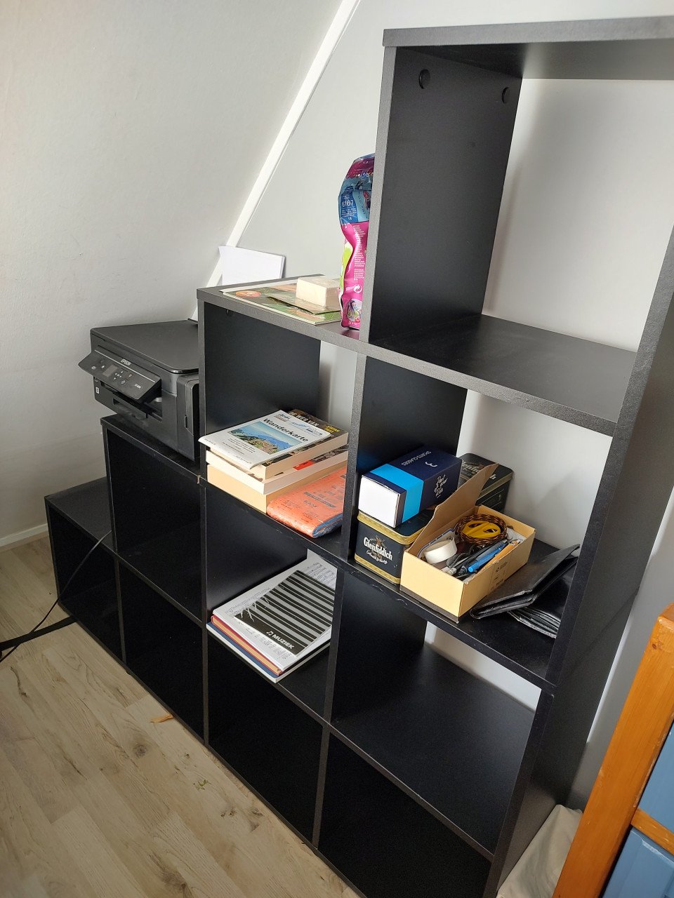 Zwarte vakkenkast, boekenkast