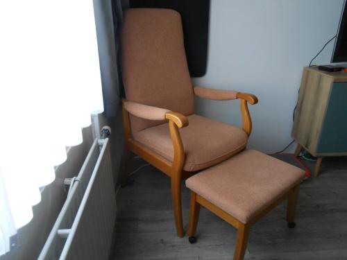 Fauteuil, grote stoel met voetenbank op wielen. Herenstoel