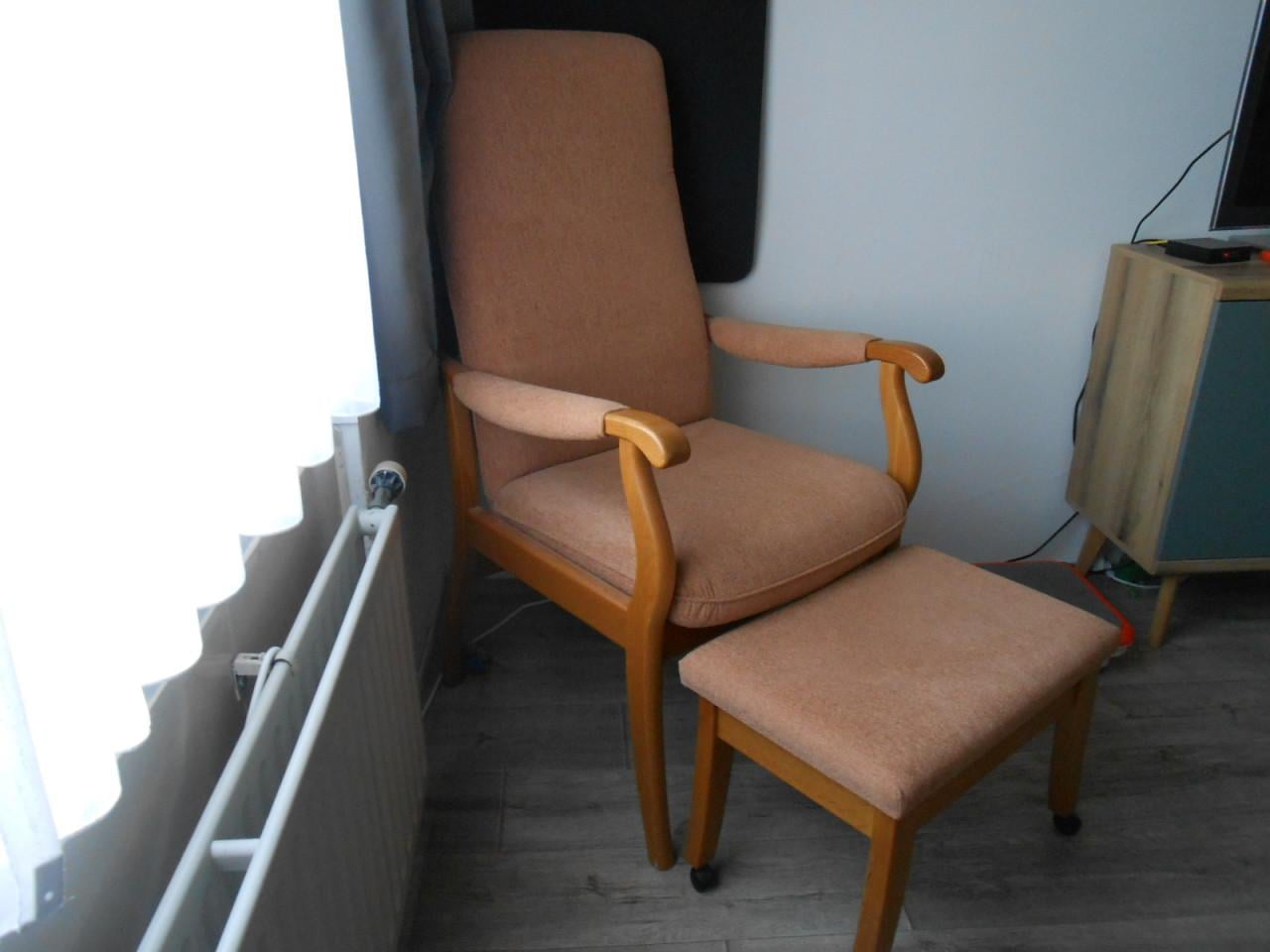Fauteuil, grote stoel met voetenbank op wielen. Herenstoel