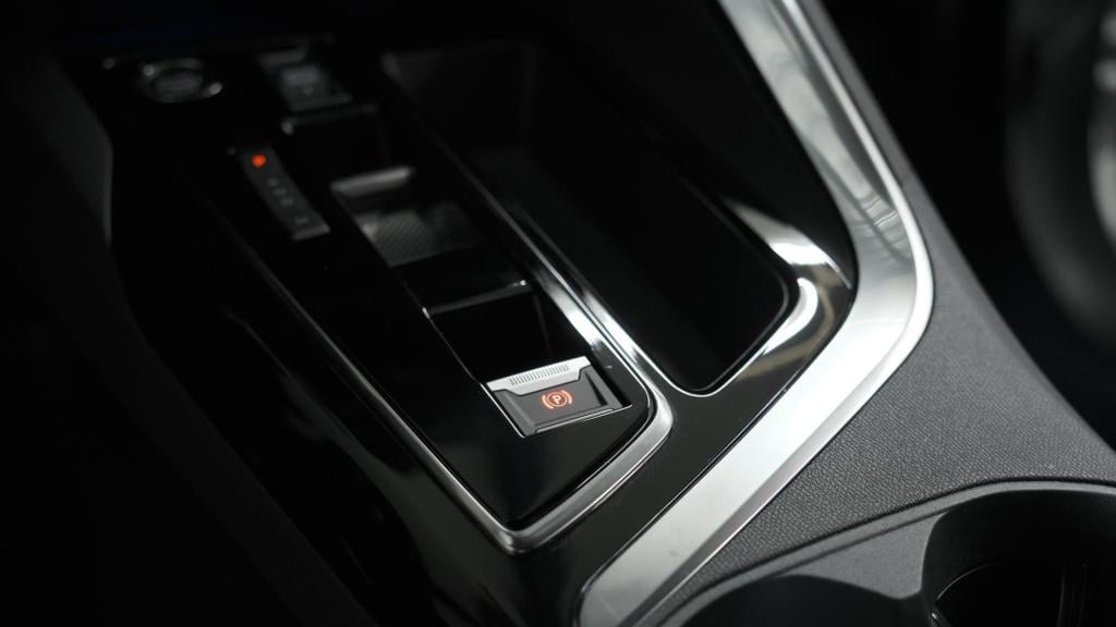 Peugeot 5008 puretech 130 eat8 allure pack business | trekhaak | elektronis