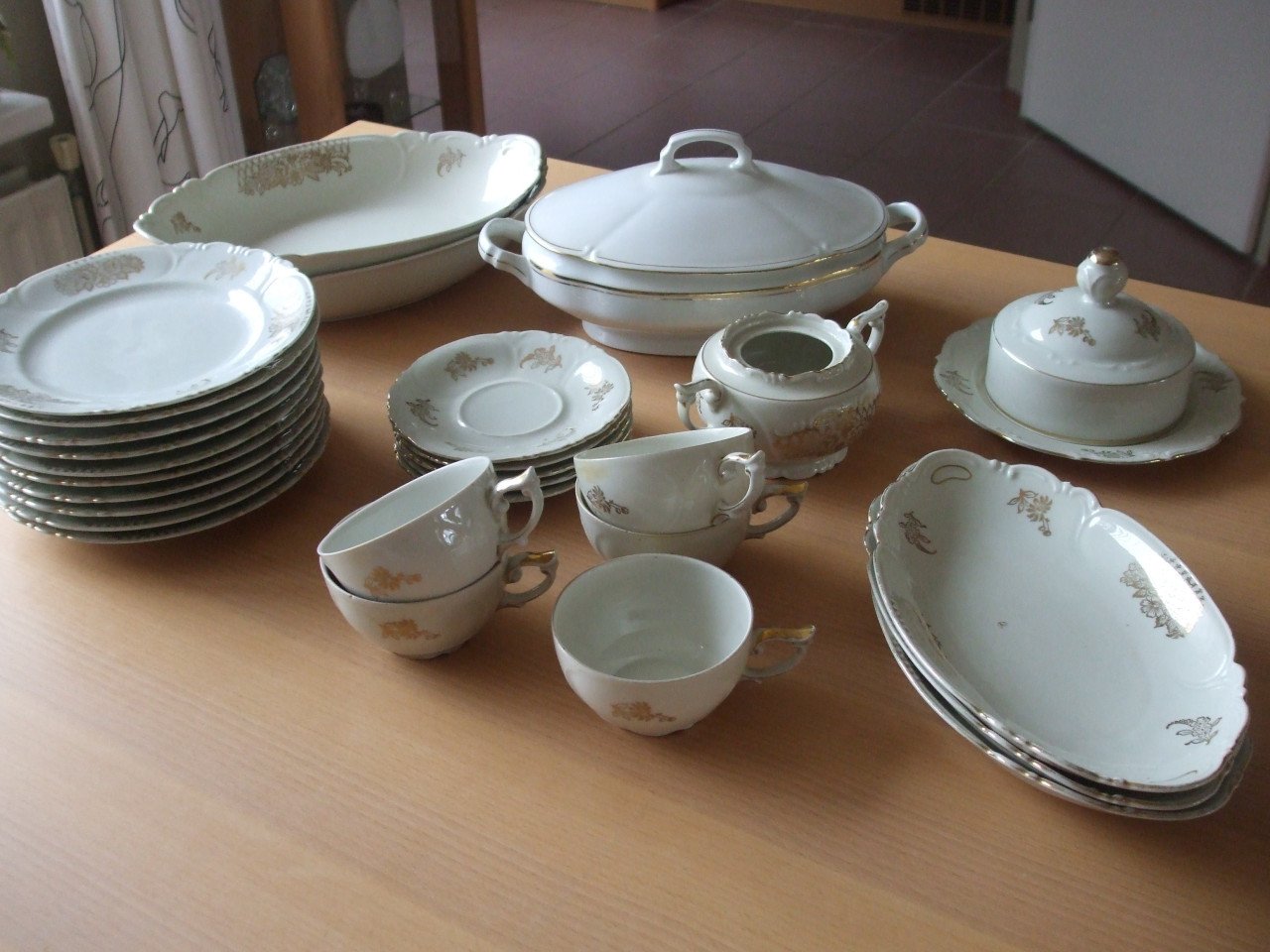Te koop gedeelte van een goed servies.(z.g.a.n.).