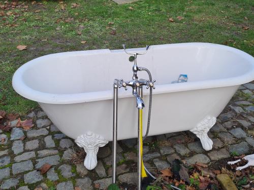 Bad op pootjes + kraan