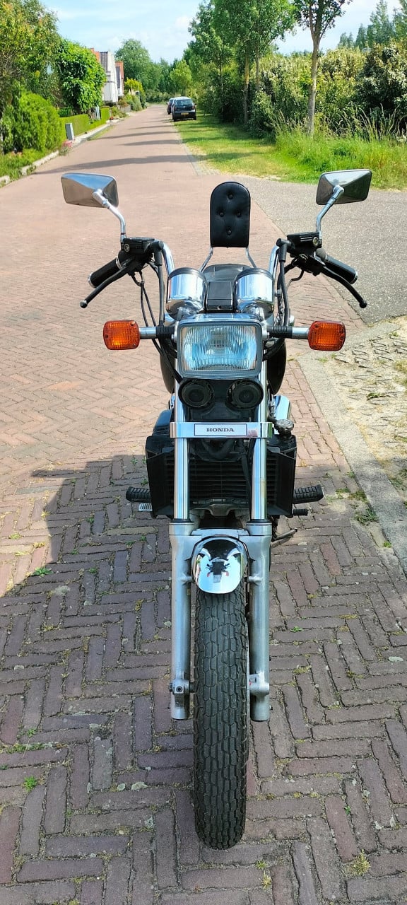 Honda Magna V30