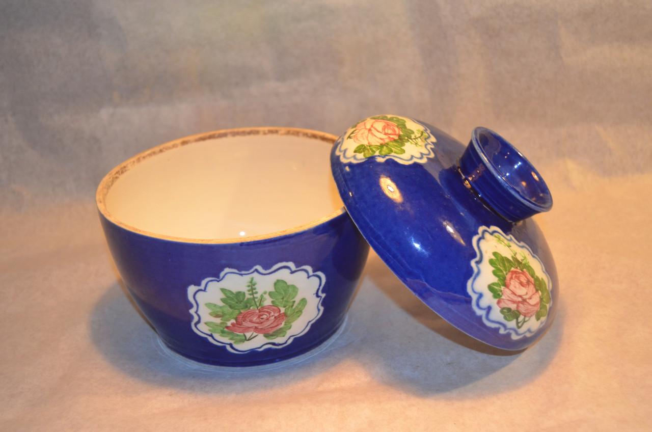 Twee polychrome porseleinen dekselpotten China 20e eeuw.