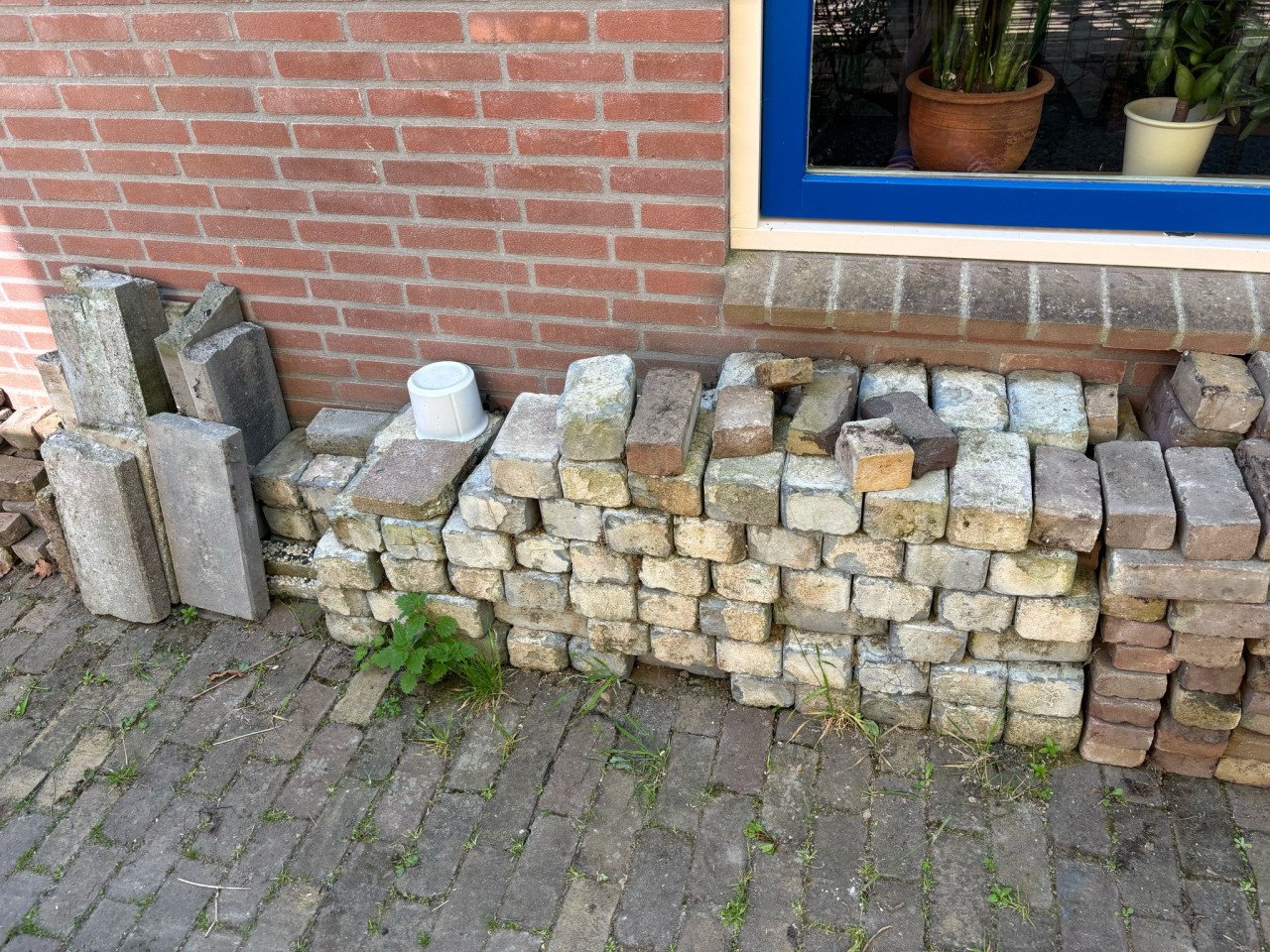 Stenen; betonbandjes en grijze blokken