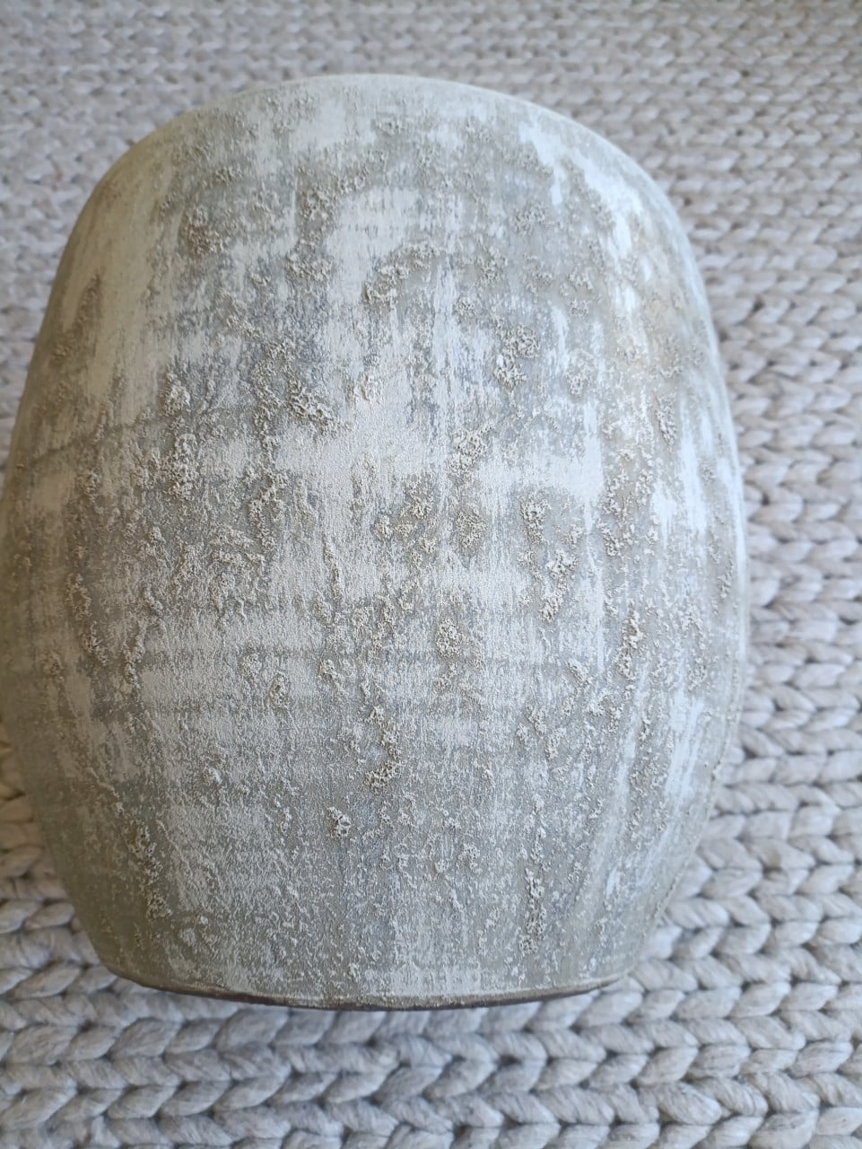 Grote grijze bloempot