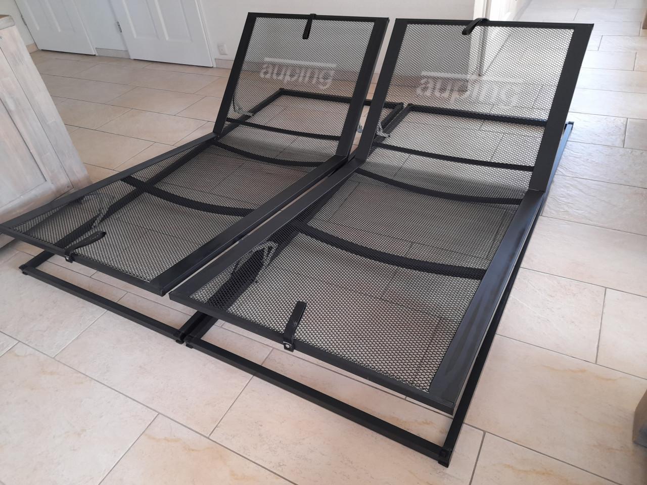 2 x 90 x 200  verstelbare Auping spiraal bodems (in goede nette staat )