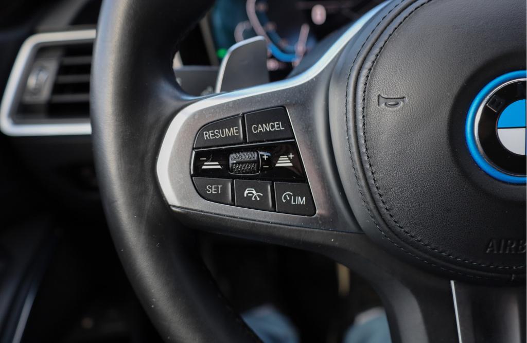 BMW 3-serie touring 330e m sport cam i trekhaak i acc i 292pk