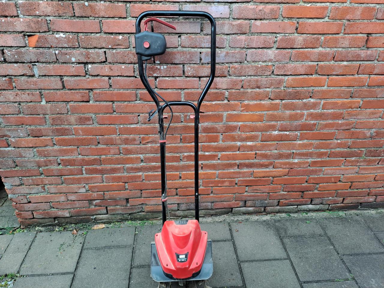 Te koop tuingereedschap frees stoepborstel en nog meer