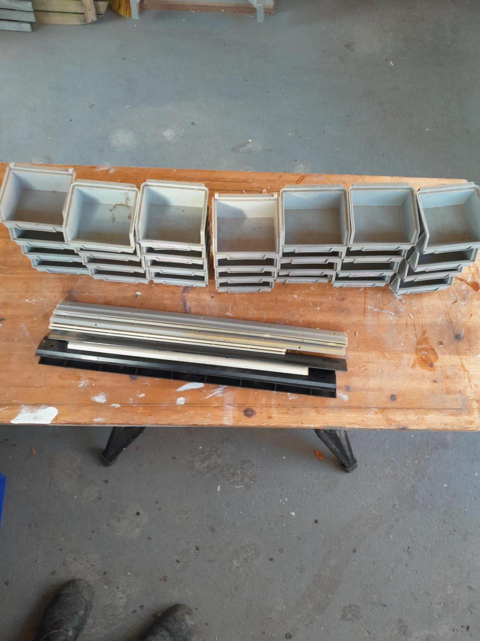 Gratis af te halen in Vlissingen:  28 magazijnbakjes (Kruizinga)