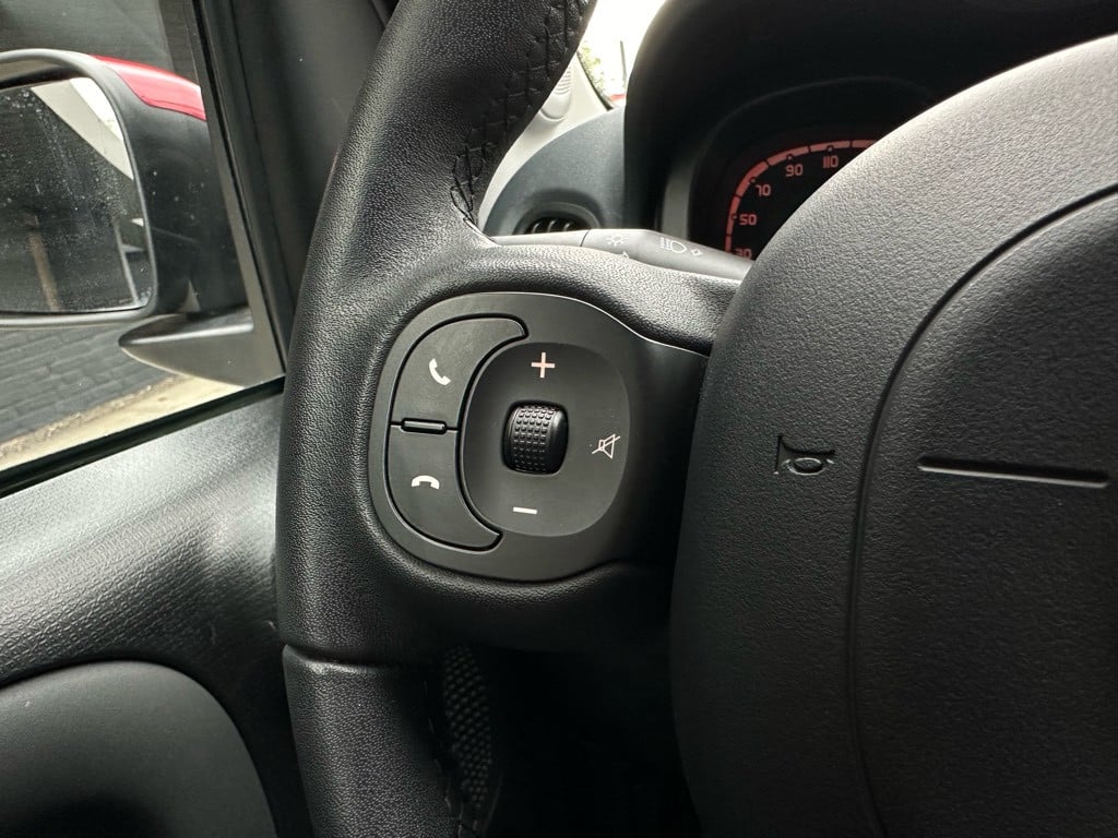 Fiat Panda 1.0 hybrid red cross hybrid // nieuwstaat // 17.000km //