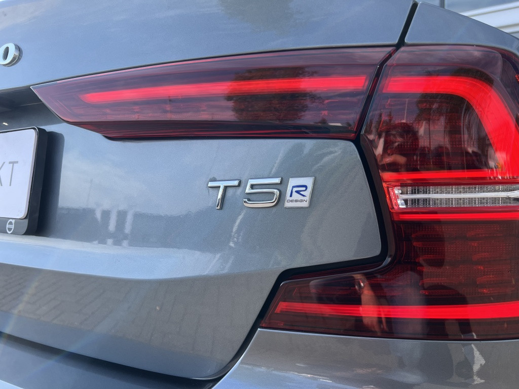 Volvo S60 t5 254pk aut8 r-design| panodak| adap.cruise| trekhaak| camera