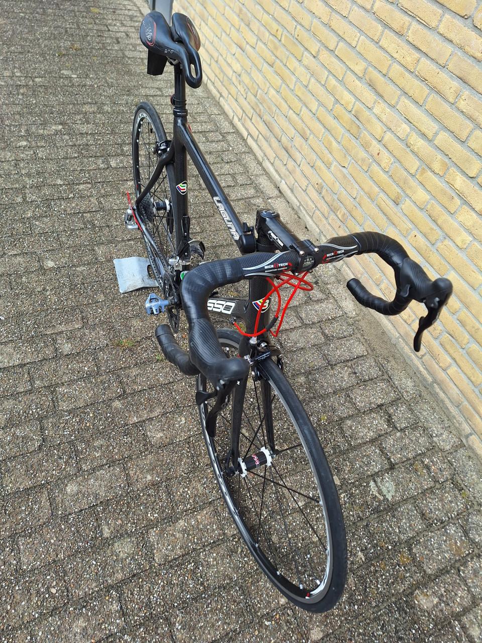 Basso Laguna carbon racefiets met gratis rollentrainer.