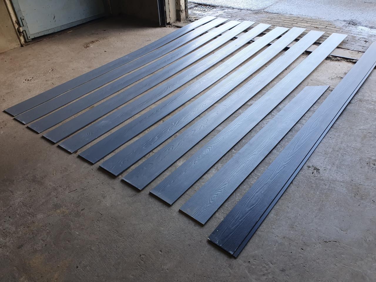 Antraciet grijze Cedral planken gevelbekleding.