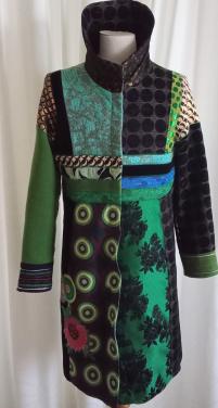 Prachtige aparte kleurrijke jas van het merk Desigual