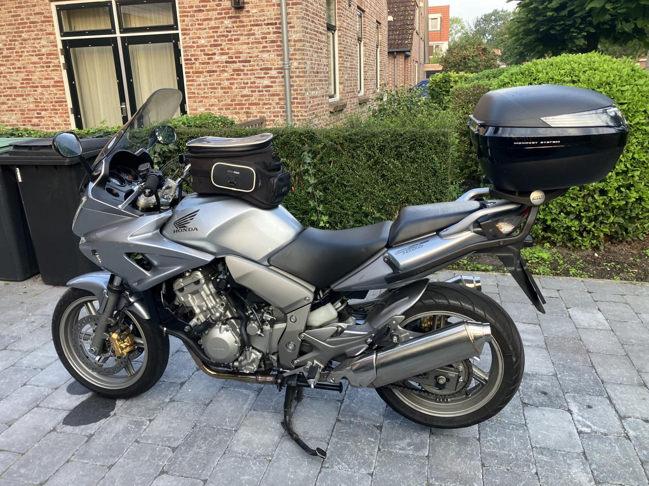 Honda CBF1000A 2008 slechts 21.390 km topkoffer recent geserviced 100% goed