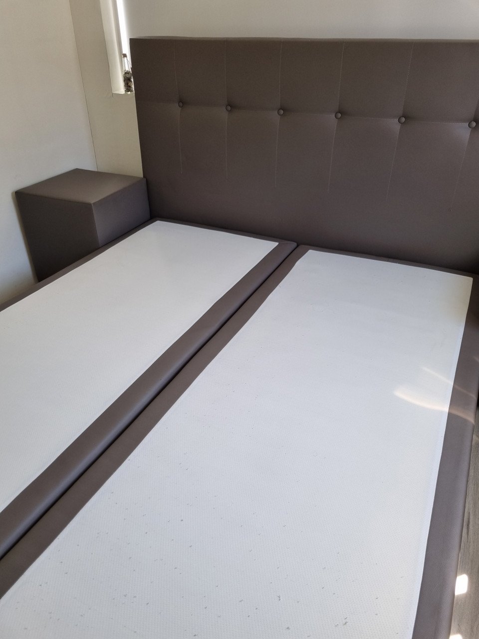 Boxspring bed 160x200 met hoofdbord + 2 hockers