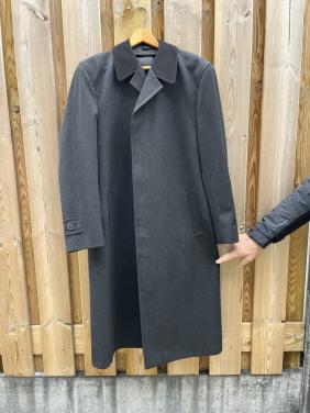 Grijze heren jas met zwarte kraag.