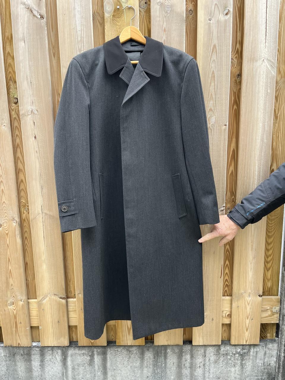 Grijze heren jas met zwarte kraag.
