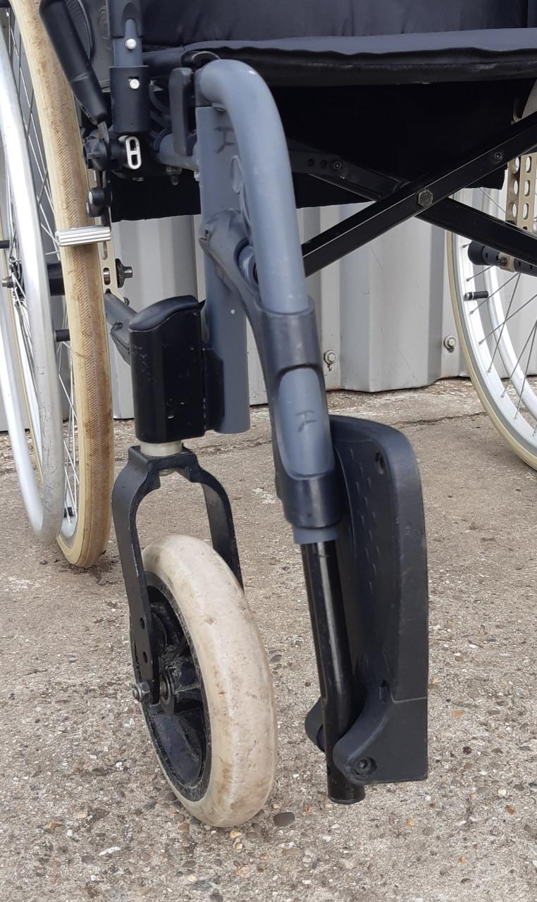 Opvouwbare rolstoel met voetsteunen