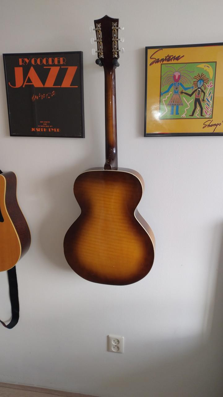 Silvertone vintage archtop ca 1964 met neck reset en Kent Armstrong pickup