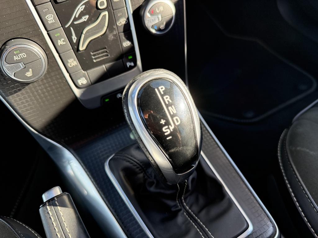 Volvo V40 t3 153pk aut6 polar+ sport| panodak| camera| h&k sound| trekhaak