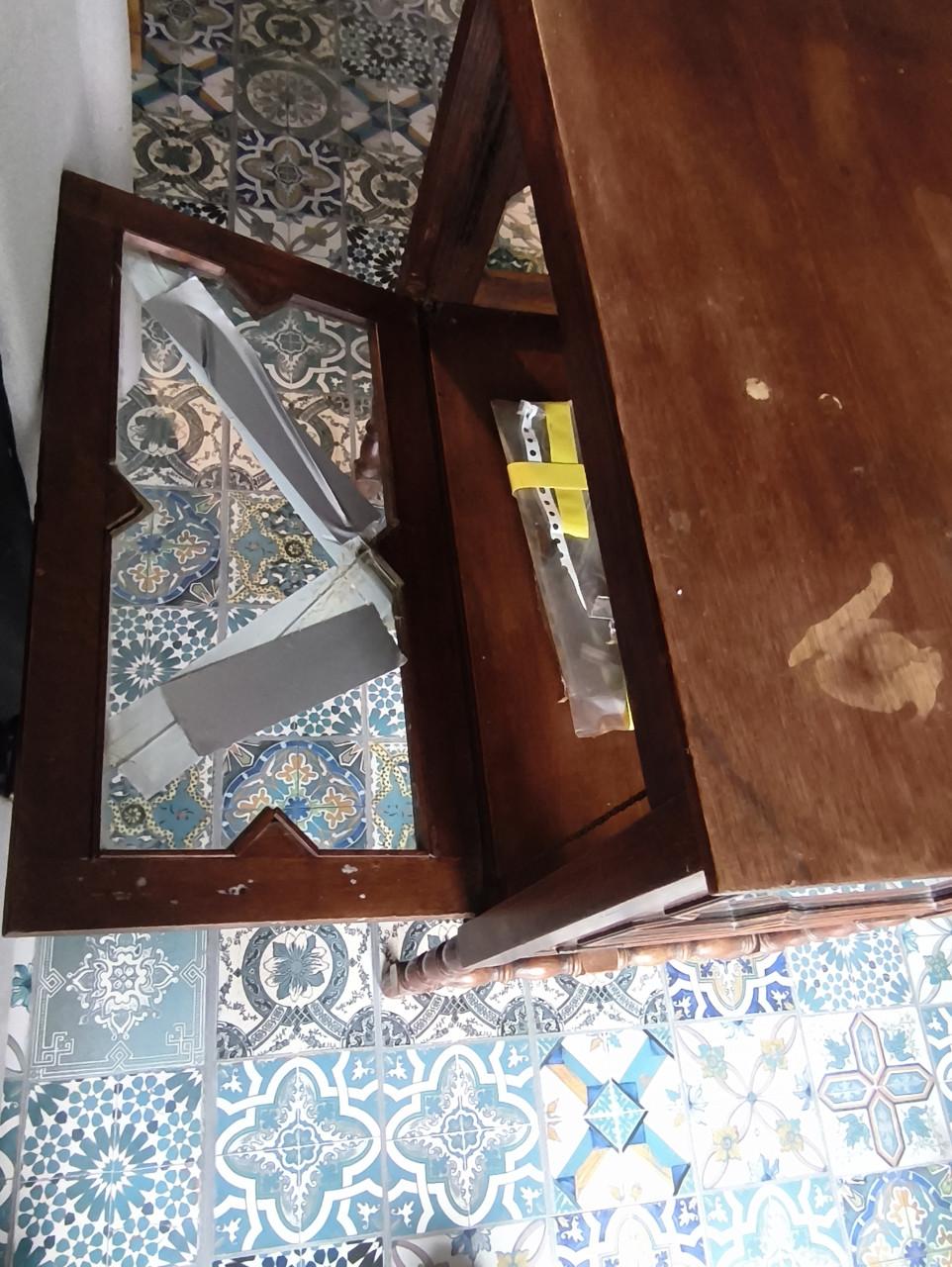 Antiek thee/vitrine-meubel opknapper. GERESERVEERD!!