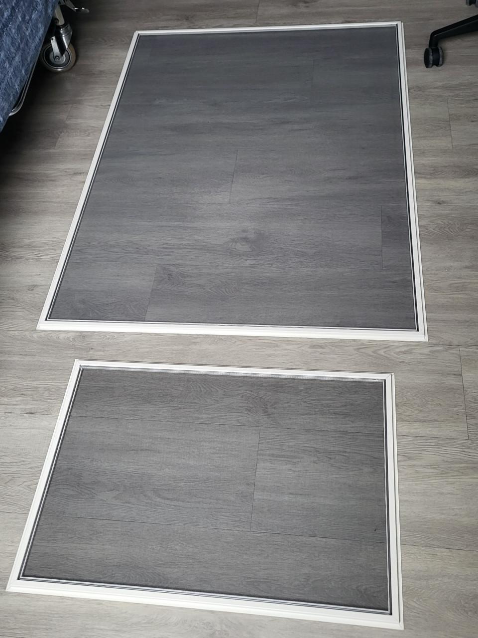 Twee horren, hor voor dakramen, in goede staat