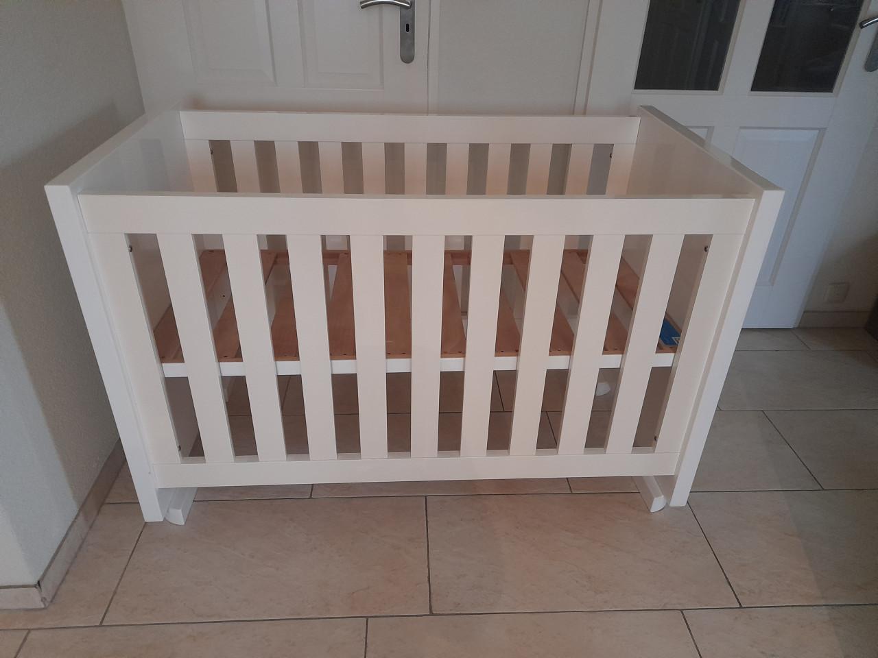 Prachtig wit stevig ledikantje (in goede nette staat ) TWF