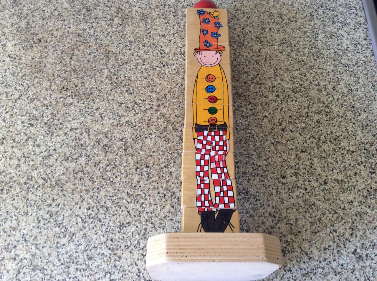 Stapeltoren, houten blokken en doos met blokken en knoppuzzels.