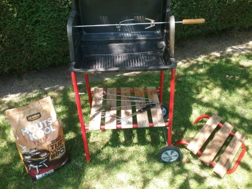 Barbecue met gratis houtskool en gereedschap