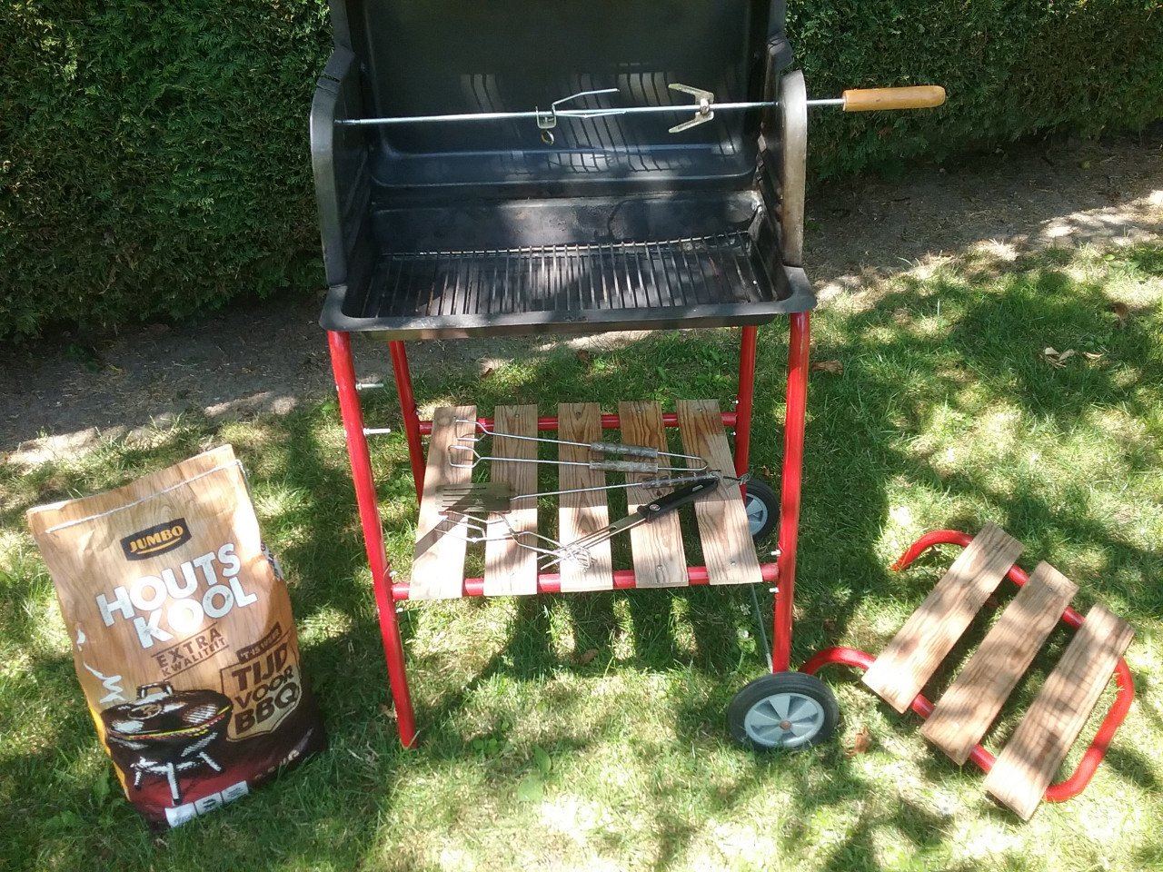 Barbecue met gratis houtskool en gereedschap