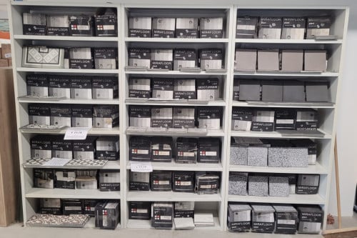 Diverse partijen cementgebonden tegels effen en met motief, per m²