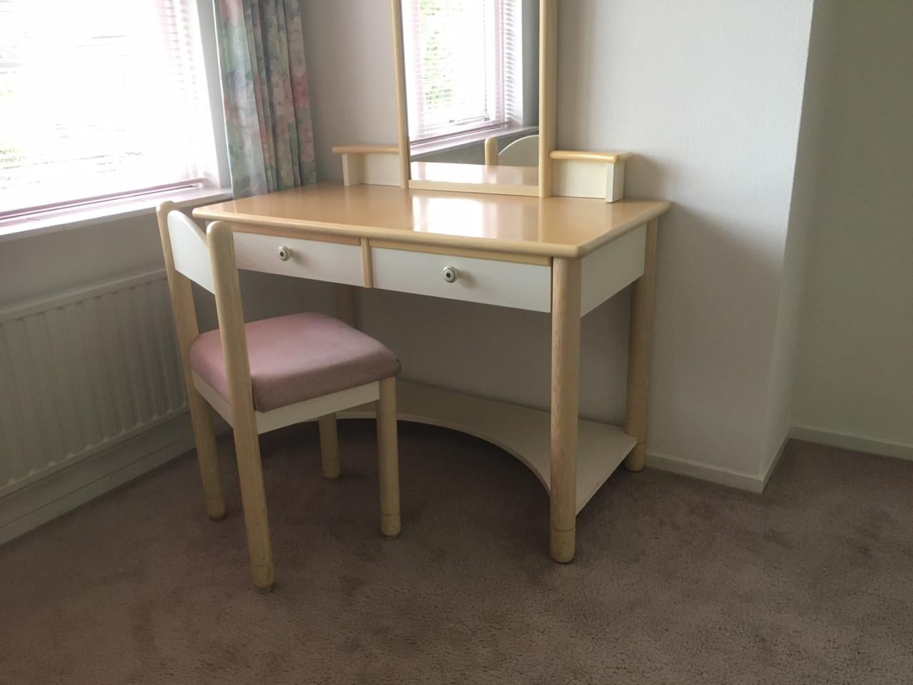 Mooi slaapkamer ameublement, éénpersoons, voor dame of meisje