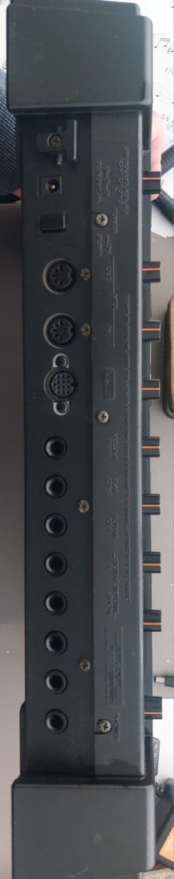 TE KOOP: ROLAND GR1 GITAARSYNTHESIZER  250 euro