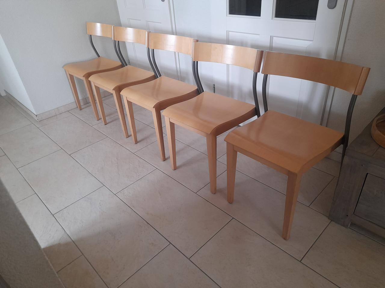 5 stapelbare stoelen ( in goede staat )