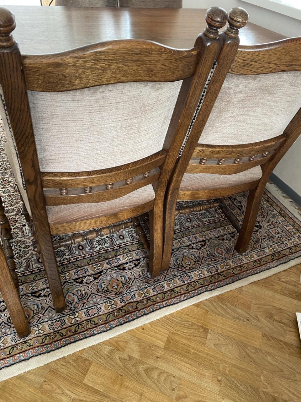 4 stoelen + massief houten tafel met uitschuifblad