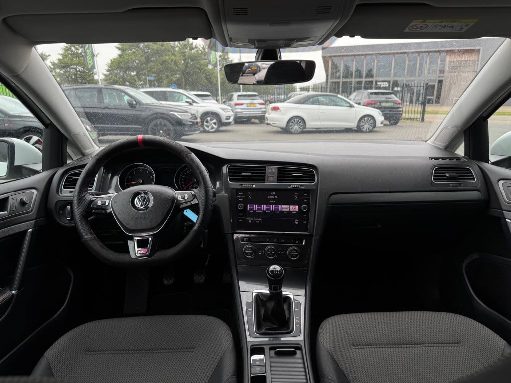 Volkswagen Golf 1.0 tsi r-line * navigatie * adaptieve cruise control * pdc