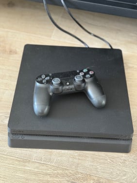 PlayStation 4 500 GB + controller