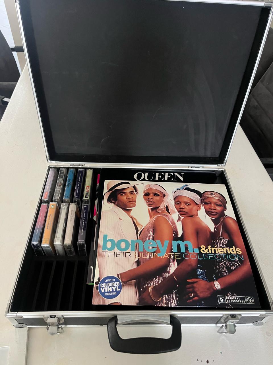 Platen speler + koffer met LPS en cassettes