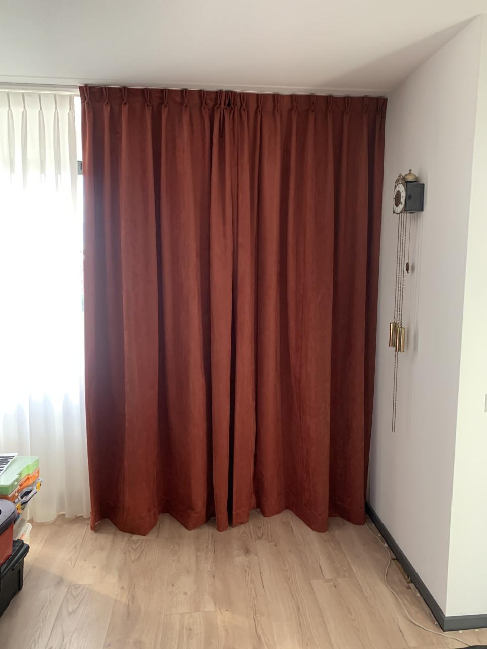 Velours gordijnen voor de kou die komt