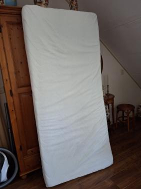 1 persoons pocketveringmatras met wasbaar overtrek 90×200 cm.